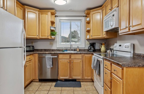 West Hartford Condo | Golf, Lake Pinneo & The Club - Windsor Village 4C