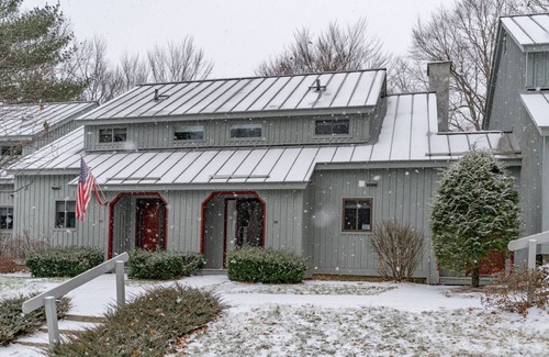 West Hartford Condo | Golf, Lake Pinneo & The Club - Windsor Village 4C