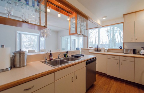 West Hartford House | Quechee Mountain Home w/Jacuzzi, Sunroom, and Private Gymn