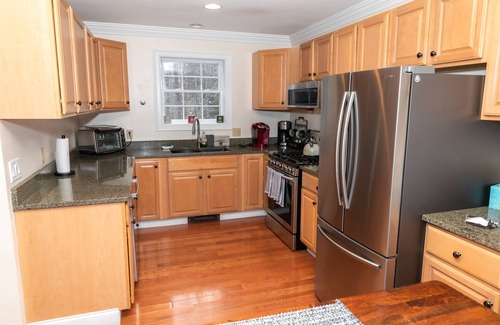 Wilmington House | Spacious Chalet - PetFriendly/HotTub/Firepit/GameRoom/AC