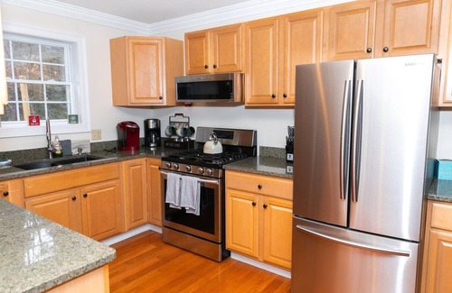 Wilmington House | Spacious Chalet - PetFriendly/HotTub/Firepit/GameRoom/AC