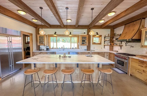 Warren House | The Vines - 6000 sq. ft. Luxury Estate with Hot Tub & Mountain Views