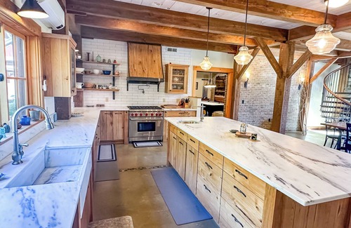 Warren House | The Vines - 6000 sq. ft. Luxury Estate with Hot Tub & Mountain Views