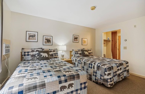 West Bridgewater Hotel | Two Double bed Standard Hotel room 217
