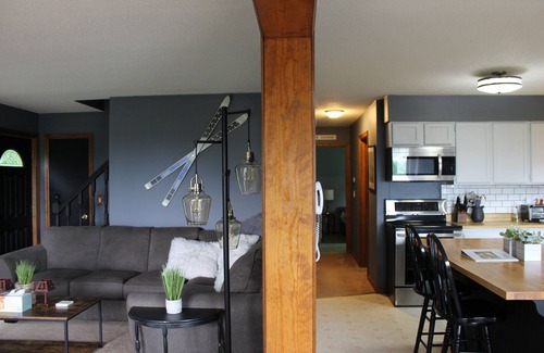 Chester House | WhiSki Cabin - 12 Acres With a Mountain View!