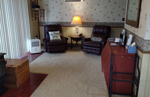 Danbury Cabin | 1-of-A-Kind/Authentic, 4BR, 2.5BA Cabin Voyager Village w/amenities!