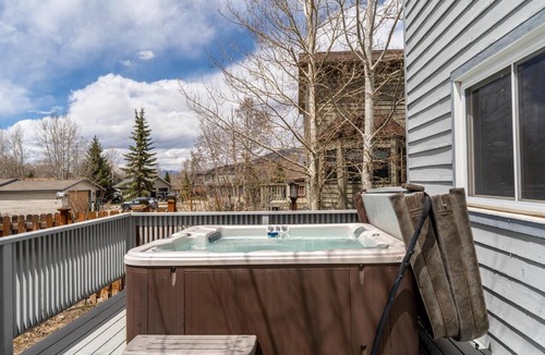 Willow Grove House | 1101 Mesa Drive: 2