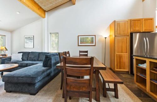 Peak 9 House | 2 BDR Snodallion Condo Columbine Pool and Hot Tub