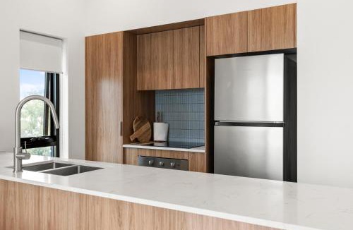 Miami Apartment | 2 Bed, 2 Bath Ocean View Apt! Parking, 250m to Beach