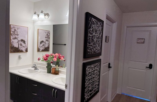 Cambridge House | 2 Bedroom with Private Bath | Free Parking