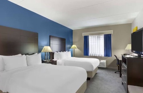 Mundelein Hotel | 2 Comfortable Suites w/Breakfast | Close to Cuneo Mansion and Gardens - 3.8 mil