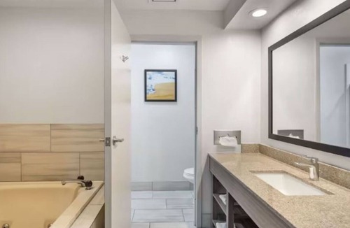 Mundelein Hotel | 2 Comfortable Suites w/Breakfast | Close to Cuneo Mansion and Gardens - 3.8 mil