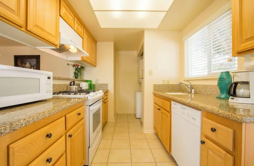 Oxnard Shores Hotel | 2 Comfortable Units, Kitchen & Free Parking