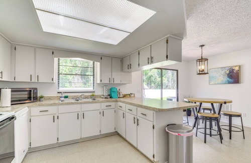 Crystal River Cottage | 2 Mi to State Parks! Crystal River Home w/Yard