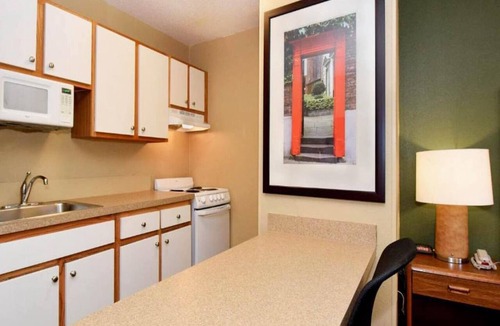 Maryland Heights Apartment | 2 Queen Beds | Mobil Access Tub Nsmk Kitchen