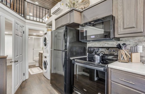 Granbury Cottage | 2 Tiny Homes · Main-Lake Cove · Huge 2-Tier Dock