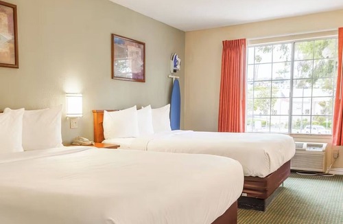 San Clemente Hotel | 3 Accommodations | Downtown & Pier Nearby | Free Covered Parking | 2 Queen Beds