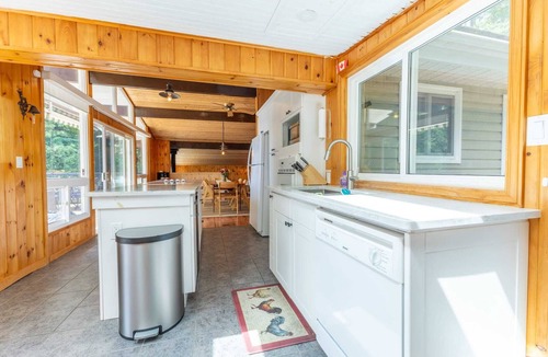 Gravenhurst House | 3 BDRM on Sparrow Lake w Hot Tub & Private Beach!