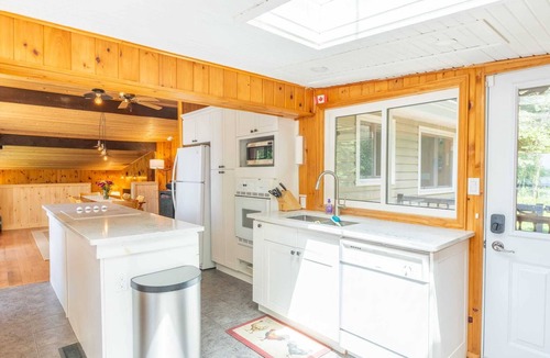 Gravenhurst House | 3 BDRM on Sparrow Lake w Hot Tub & Private Beach!