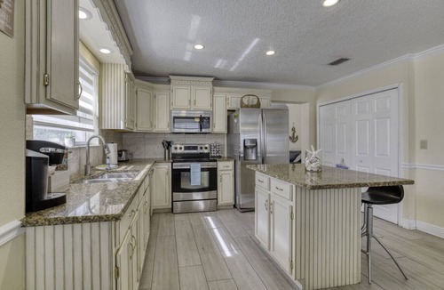 O'byrne House | 3 bedroom 2 bath home walking distance to beach!