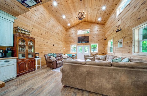 Hermitage House | 3 Mi to Shenango Lake! Dusk-to-Dawn Barndominium