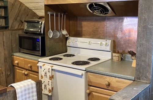 Winhall Apartment | 3 minutes to Stratton. Cozy 1 bedroom/1 bath apartment for 4. Private entrance