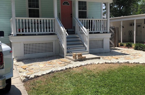 Springs at Kings Bay Cottage | 3 month minimum staynPerfect 1-bedroom cottage downtown Crystal River by spring.