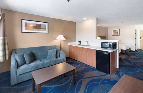 Kennewick House | 3 Spacious Accommodations with FREE Breakfast! A short drive to Columbia Park!