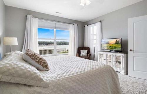 Rocky Mount Apartment | 3BD 3BA Gated Condo LakeFront Lake Ozark, MO Isla Del Sol 4 M from Dam