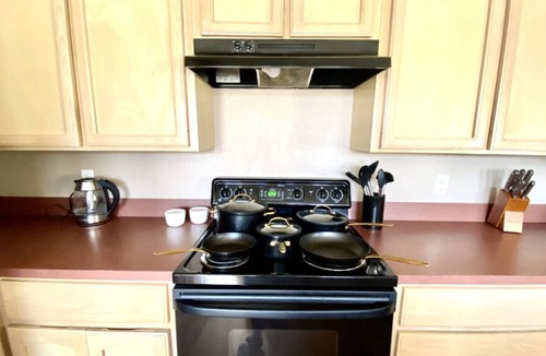 Temple House | 4 Bd | 8 PPL | King Bed | Fast Wi-fi | Pets Allowed | 5 Mins To Medical