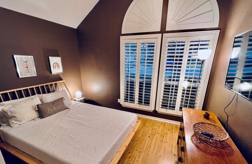 Temple House | 4 Bd | 8 PPL | King Bed | Fast Wi-fi | Pets Allowed | 5 Mins To Medical