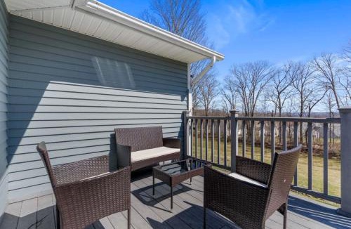 Middletown House | 40 Spacious Sleek Cozy