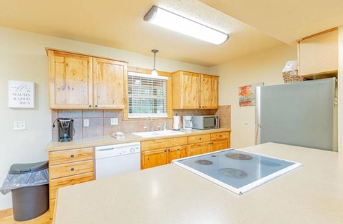 Reeds Spring Cabin | 4BD/4BA Branson Chalet: En-Suite Baths, Pool, Lake, Golf, Silver Dollar City