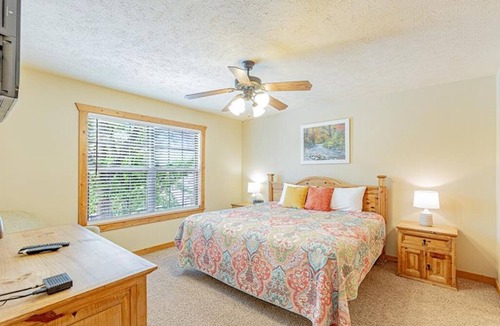 Reeds Spring Cabin | 4BD/4BA Branson Chalet: En-Suite Baths, Pool, Lake, Golf, Silver Dollar City
