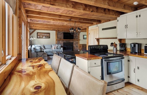 Moscow House | 4BR Classic Vermont Cabin w/Fireplace, A/C, & Grill — 10 min to Stowe Village