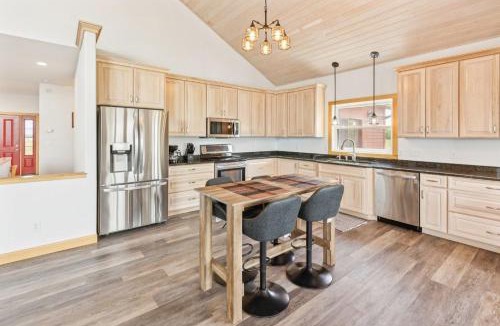 Crary Villa | 4BR Lakefront - Fishing, Dogs OK - Devils Lake