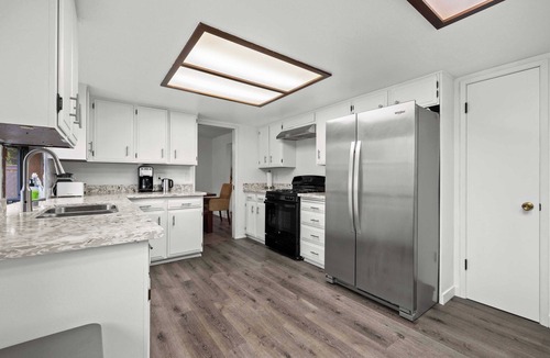 Newcastle House | 4BR Tranquil Pines Home on 72nd St｜Mainfloor Bedroom ｜ Pet Friendly #42396