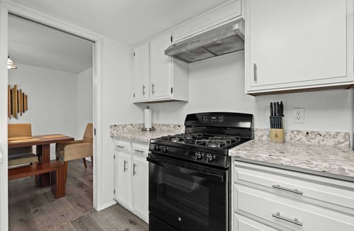 Newcastle House | 4BR Tranquil Pines Home on 72nd St｜Mainfloor Bedroom ｜ Pet Friendly #42396