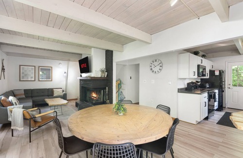 West Dover Ski Chalet | 8 minutes to Mount Snow, Dog Friendly, Fire Pit, Hot Tub, Game Room, Private