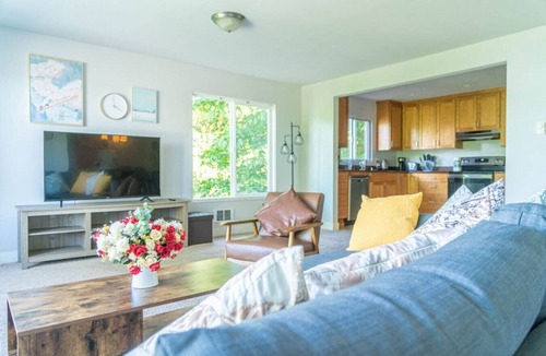 Rainier Valley House | 9852 Upper · 4b2b Upper Unit @S Seattle w/Panoramic Lake View