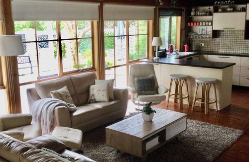 Healesville House | A comfortable 2 storey house with undercover outdoor eating area,fire pit & wifi