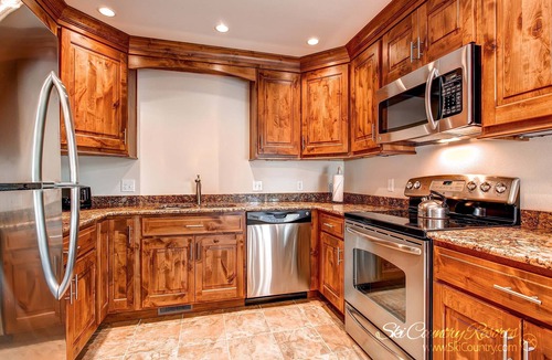 Breckenridge Condo | A Downtown Breck Oasis. Enjoy Convenience with Onsite Pool sh15