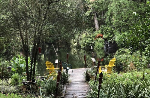 Crystal River House | A SLICE OF "OLD FLORIDA" AMONG GRANDFATHER OAKS.