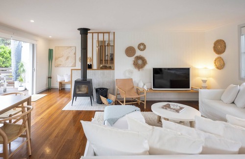 Diamond Beach House | Absolute beach frontage | private plunge pool | pet friendly