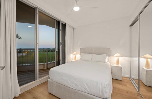 Main Beach Apartment | Absolute Beachfront Apartment with Direct Pool