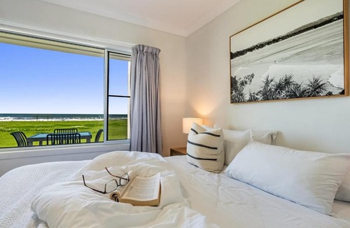 North Creek Apartment | Absolute Beachfront Apartment 2B