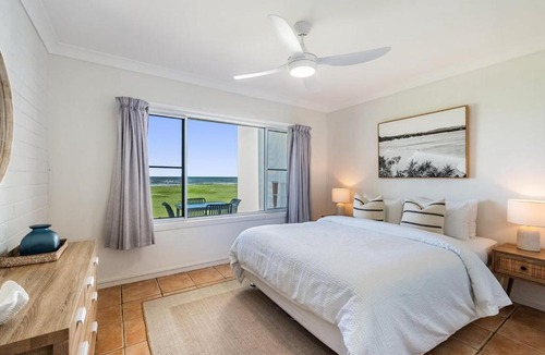 North Creek Apartment | Absolute Beachfront Apartment 2B