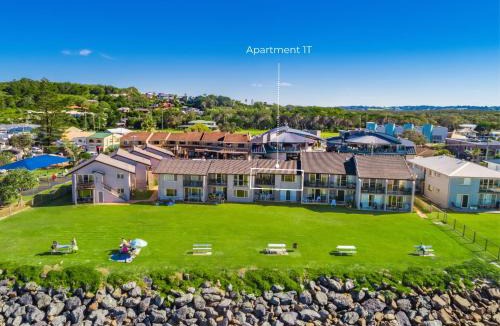 North Creek Apartment | Absolute Beachfront Apartment 1T