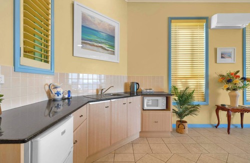 Blue Bay Apartment | Absolute Beachfront | Ocean Views & Spa Bath