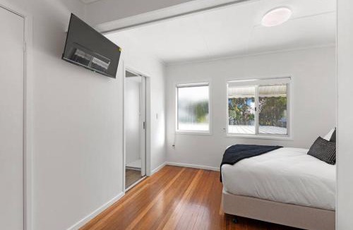 Palm Beach House | Absolute Beachfront Sleeps 10 Secure Carparks